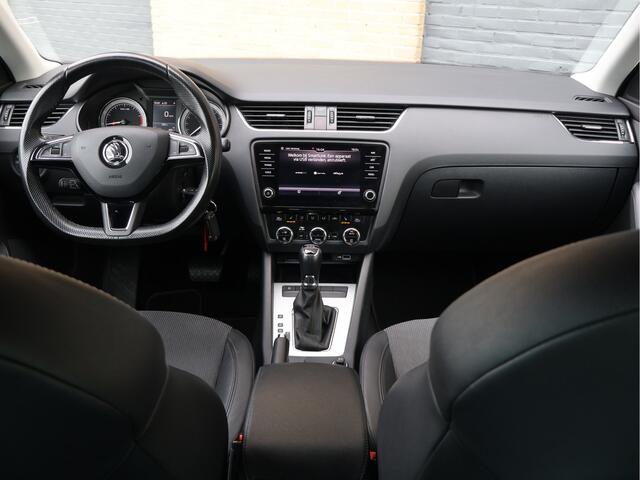 Skoda OCTAVIA Combi 1.5 TSI Ambition Business Automaat | ACC | Camera | Trekhaak | Org. NL