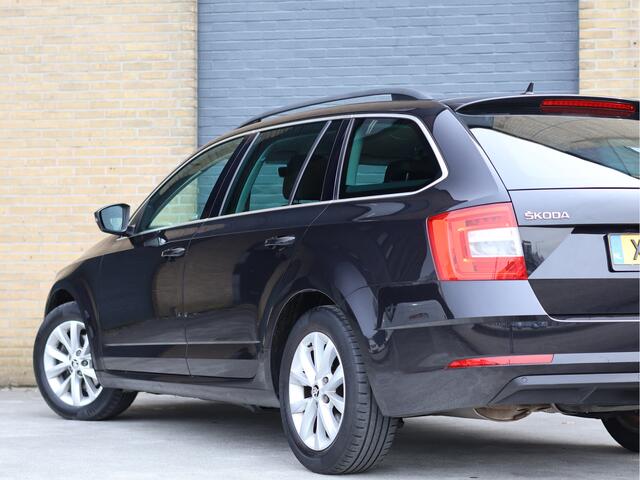 Skoda OCTAVIA Combi 1.5 TSI Ambition Business Automaat | ACC | Camera | Trekhaak | Org. NL