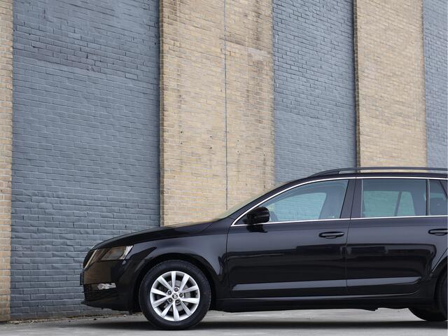 Skoda OCTAVIA Combi 1.5 TSI Ambition Business Automaat | ACC | Camera | Trekhaak | Org. NL