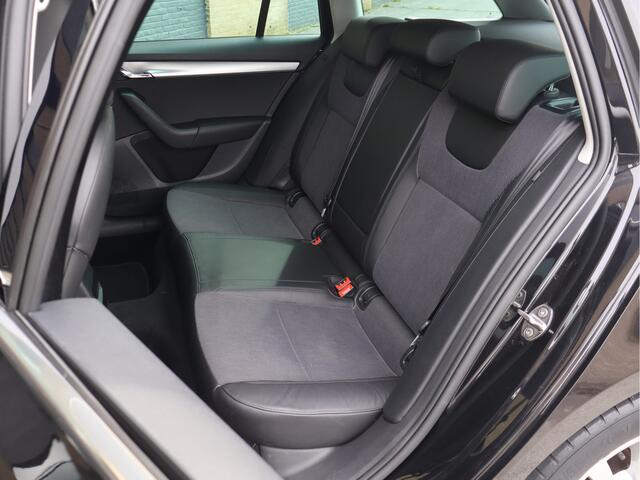 Skoda OCTAVIA Combi 1.5 TSI Ambition Business Automaat | ACC | Camera | Trekhaak | Org. NL