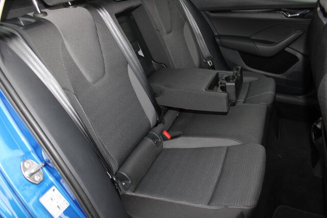 Skoda OCTAVIA Combi 1.0 e-TSI 110pk Business Edition / Elec. Haak / Keyles Entry / App Connect / Parkeersensoren V+A / LM 17 inch P4