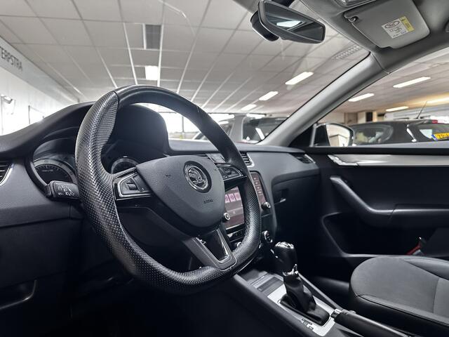 Skoda OCTAVIA Combi 1.5 TSI Greentech Business Edition /150PK! /AUTOMAAT! /Trekhaak! /Apple + Android /Navi /Climat /Cruise /Elek. pakket /Stoelverw. /Bluetooth /Multi. LEDER Stuur /16"LMV /PDC /Extra getint glas.