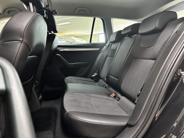 Skoda OCTAVIA Combi 1.5 TSI Greentech Business Edition /150PK! /AUTOMAAT! /Trekhaak! /Apple + Android /Navi /Climat /Cruise /Elek. pakket /Stoelverw. /Bluetooth /Multi. LEDER Stuur /16"LMV /PDC /Extra getint glas.