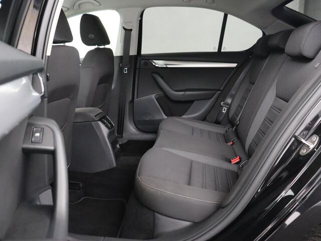 Skoda OCTAVIA 1.5 TSI Ambition Business | Automaat | Trekhaak | Carplay | Navigatie | Parkeerhulp | Climate control | Bluetooth | Cruise control