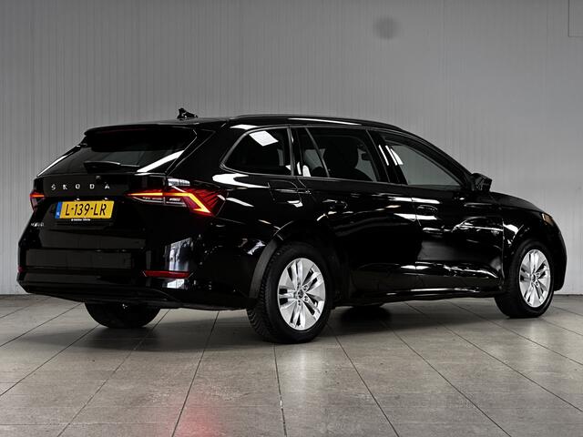 Skoda OCTAVIA Combi 1.0 TSI Business Edition/ Virtual Dashb./ Keyless-GO/ Elek. Kofferklep/ LED Koplampen/ Extra getint glas/ Apple + Android/ DAB+/ Navi/ Clima/ Cruise/ Bluetooth/ Multi. LEDER. Stuur/ 16'' LMV/ Dakrails.