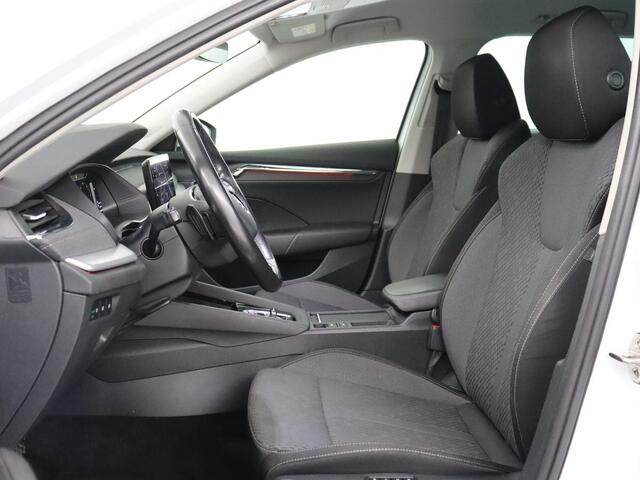 Skoda OCTAVIA 1.5 e-TSI Business Edition | Stoelverwarming | Trekhaak | Camera | Carplay | Sfeerverlichting | Memory | Navigatie | Full LED | Digital Cockpit | Side Assist | Climate control | Cruise control