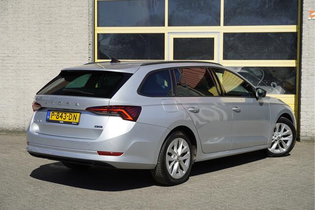 Skoda OCTAVIA Combi 1.5 e-TSI 150PK! Automaat Sport Business BJ2022 Lmv 17" | Led V+A | Dynamische knipperlichten | Pdc | App-Connect | Navi | Virtual cockpit | Dashboard verlichting | Climate control | Cruise control | Sportstoelen/stuur | Zwarte hemel