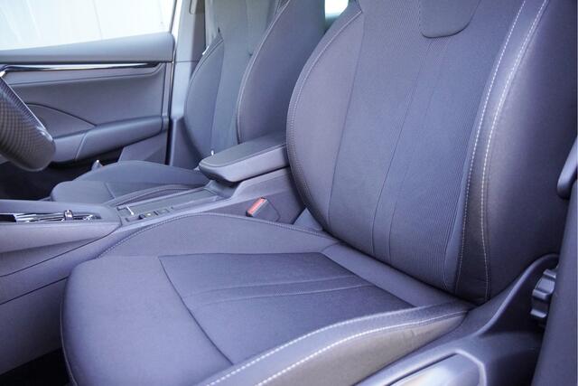 Skoda OCTAVIA Combi 1.5 e-TSI 150PK! Automaat Sport Business BJ2022 Lmv 17" | Led V+A | Dynamische knipperlichten | Pdc | App-Connect | Navi | Virtual cockpit | Dashboard verlichting | Climate control | Cruise control | Sportstoelen/stuur | Zwarte hemel