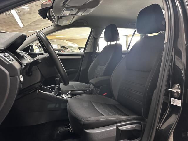 Skoda OCTAVIA Combi 1.0 TSI Greentech Business Edition/ Apple + Android/ Trekhaak/ 16'' LMV/ Navi/ Clima/ Cruise/ Elek. pakket/ Isofix/ Bluetooth/ Armsteun/ Multi. LEDER. Stuur/ Mistl./ PDC/ Dakrails.