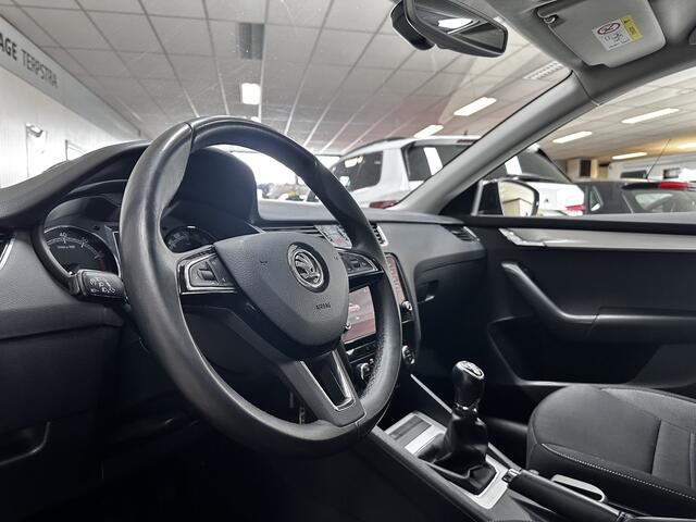 Skoda OCTAVIA Combi 1.0 TSI Greentech Business Edition/ Apple + Android/ Trekhaak/ 16'' LMV/ Navi/ Clima/ Cruise/ Elek. pakket/ Isofix/ Bluetooth/ Armsteun/ Multi. LEDER. Stuur/ Mistl./ PDC/ Dakrails.