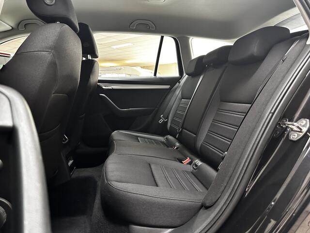 Skoda OCTAVIA Combi 1.0 TSI Greentech Business Edition/ Apple + Android/ Trekhaak/ 16'' LMV/ Navi/ Clima/ Cruise/ Elek. pakket/ Isofix/ Bluetooth/ Armsteun/ Multi. LEDER. Stuur/ Mistl./ PDC/ Dakrails.