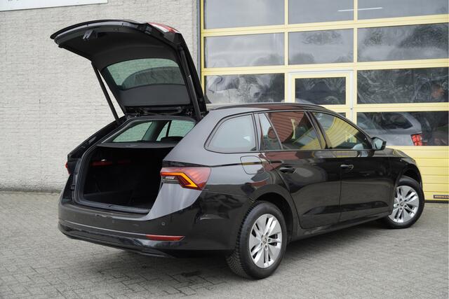 Skoda OCTAVIA Combi 1.0 TSI Business Edition BJ2021 Lmv 16" | Led V+A | Dynamische knipperlichten | Pdc | Elek. achterklep | App-Connect | Navi | Dashboard verlichting | Climate control | Cruise control | Extra getint glas