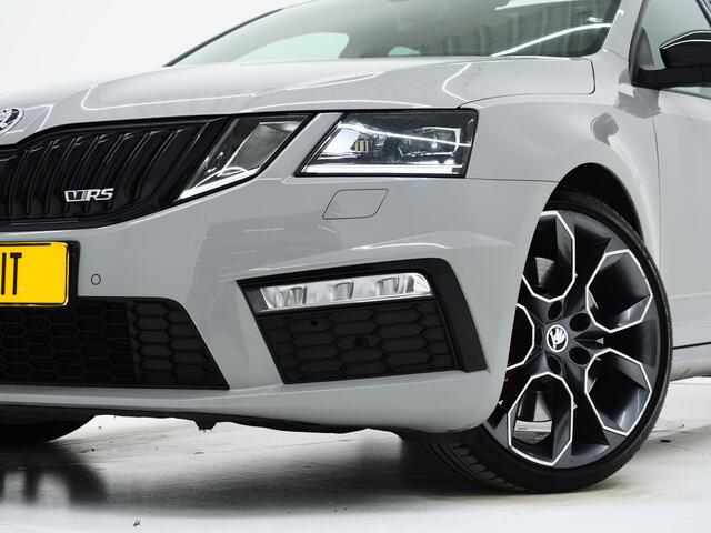Skoda OCTAVIA Combi 2.0 TSI RS 245PK | Panoramadak | Sportstoelen | Canton | Keyless | Carbon | Camera | Sfeerlicht | Carplay