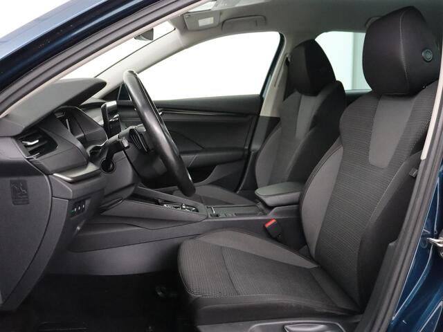 Skoda OCTAVIA 1.0 e-TSI Business Edition | Stoelverwarming | Carplay | Navigatie | Full LED | Digital Cockpit | Cruise control | Parkeerhulp | Climate control | Bluetooth | Getint glas