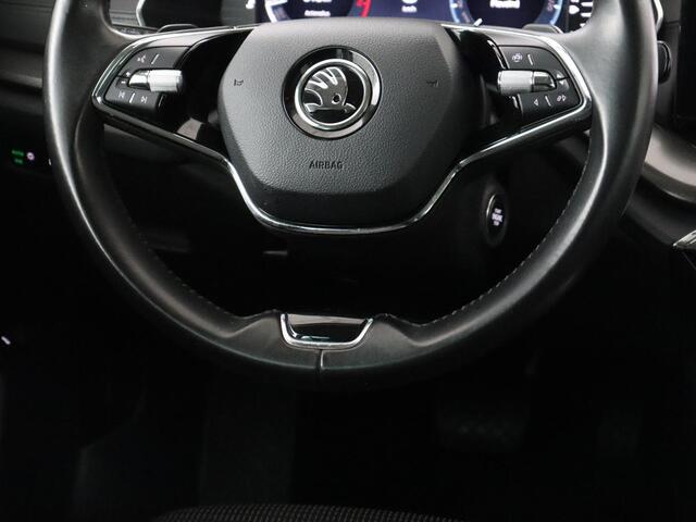 Skoda OCTAVIA 1.0 e-TSI Business Edition | Stoelverwarming | Carplay | Navigatie | Full LED | Digital Cockpit | Cruise control | Parkeerhulp | Climate control | Bluetooth | Getint glas