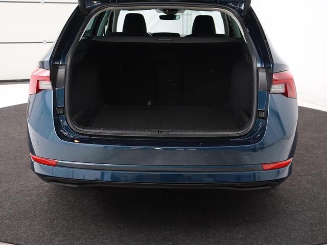 Skoda OCTAVIA 1.0 e-TSI Business Edition | Stoelverwarming | Carplay | Navigatie | Full LED | Digital Cockpit | Cruise control | Parkeerhulp | Climate control | Bluetooth | Getint glas