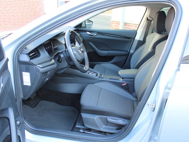Skoda OCTAVIA Combi 1.0 e-TSI 110PK Automaat Business Edition /NAVI/17'LM/PDC/LED/Keyless/Lane assist/Trekhaak/DAB+/Cruise control/NAP! 1e eig!