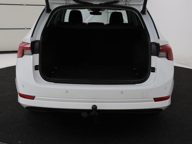 Skoda OCTAVIA 1.0 TSI Business Edition | Stoelverwarming | Trekhaak | Camera | Carplay | Navigatie | 17'' | Cruise control | DAB | Digital Cockpit | Parkeerhulp | Climate control