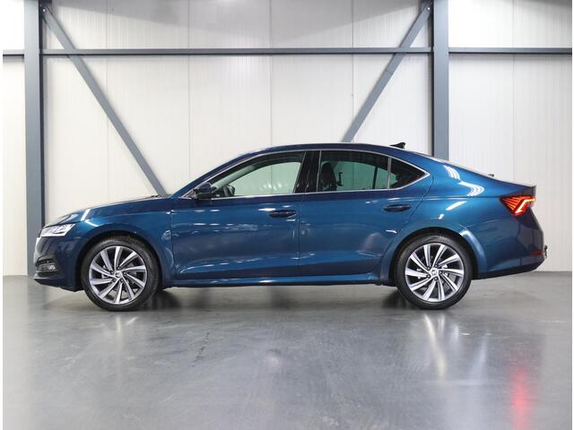 Skoda OCTAVIA 110PK Edition Plus | 1ste eigenaar | AppleCarplay/AndroidAuto | Alcantara/LEER | Trekhaak | Camera | 18"LMV | LEDmatrix | Stuur/Stoel/ACHTERBANK/Verwarming | Navigatie | Cruise Control | Sfeerverlichting | Keyless | Isofix | Privacy Glass | Parkeersensor
