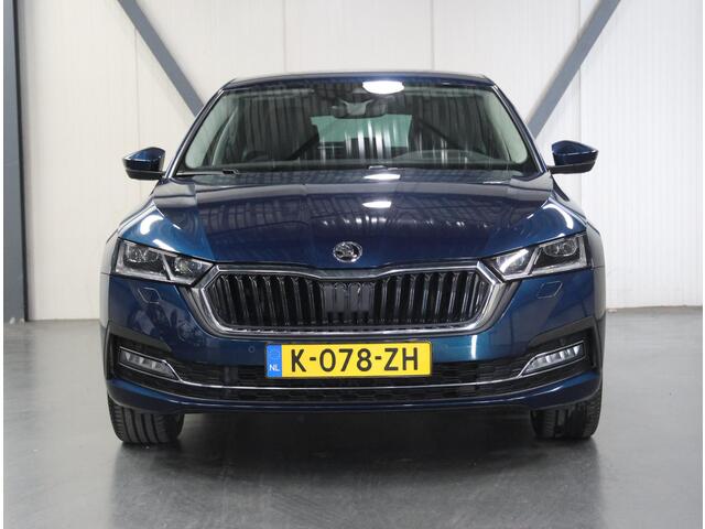 Skoda OCTAVIA 110PK Edition Plus | 1ste eigenaar | AppleCarplay/AndroidAuto | Alcantara/LEER | Trekhaak | Camera | 18"LMV | LEDmatrix | Stuur/Stoel/ACHTERBANK/Verwarming | Navigatie | Cruise Control | Sfeerverlichting | Keyless | Isofix | Privacy Glass | Parkeersensor