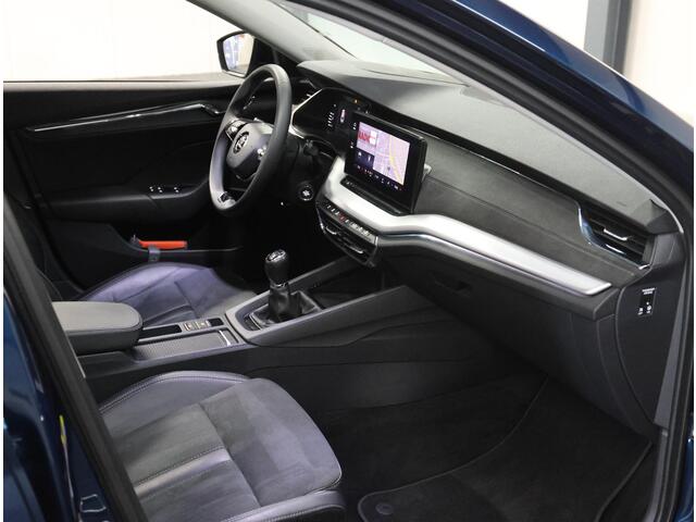 Skoda OCTAVIA 110PK Edition Plus | 1ste eigenaar | AppleCarplay/AndroidAuto | Alcantara/LEER | Trekhaak | Camera | 18"LMV | LEDmatrix | Stuur/Stoel/ACHTERBANK/Verwarming | Navigatie | Cruise Control | Sfeerverlichting | Keyless | Isofix | Privacy Glass | Parkeersensor