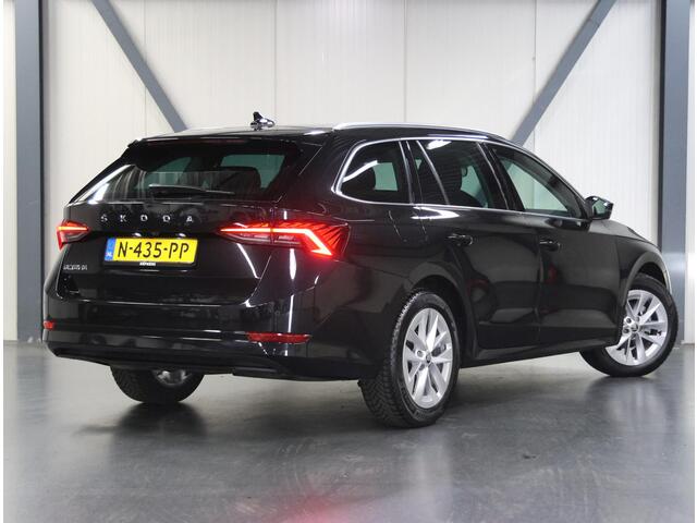 Skoda OCTAVIA Combi 110PK Edition Plus | 1ste eigenaar | AppleCarplay/AndroidAuto | Camera | Dodehoekdetectie | Stoelverwarming | Navigatie | 17"LMV | Climate Control | Cruise Control | Sfeerverlichting | Keyless | Isofix | Privacy Glass | Parkeersensoren | Electrische