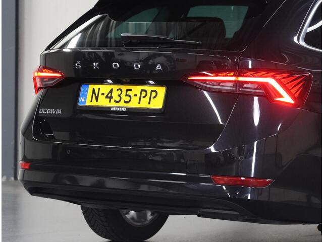 Skoda OCTAVIA Combi 110PK Edition Plus | 1ste eigenaar | AppleCarplay/AndroidAuto | Camera | Dodehoekdetectie | Stoelverwarming | Navigatie | 17"LMV | Climate Control | Cruise Control | Sfeerverlichting | Keyless | Isofix | Privacy Glass | Parkeersensoren | Electrische