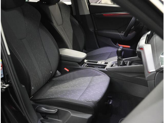 Skoda OCTAVIA Combi 110PK Edition Plus | 1ste eigenaar | AppleCarplay/AndroidAuto | Camera | Dodehoekdetectie | Stoelverwarming | Navigatie | 17"LMV | Climate Control | Cruise Control | Sfeerverlichting | Keyless | Isofix | Privacy Glass | Parkeersensoren | Electrische