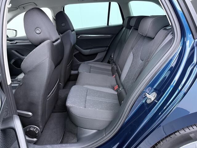 Skoda OCTAVIA Combi 1.0 e-TSI 111 pk Ambition | Camera | LED | Stoelverw. | 17" | Adapt. cruise | Keyless entry | Winterset