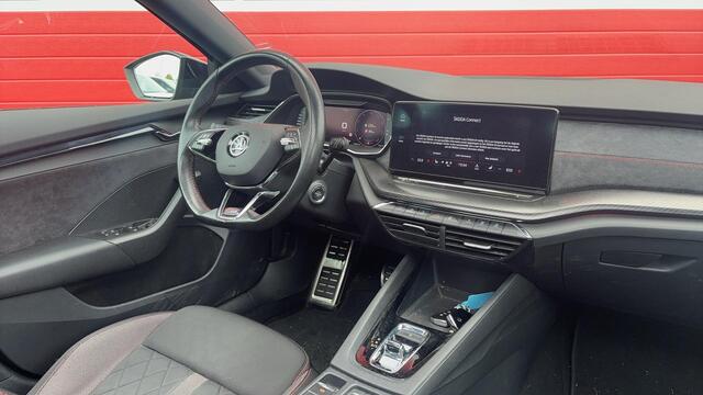 Skoda OCTAVIA Combi 1.4 TSI RS iV PHEV Business AUTOMAAT / PANORAMADAK / FULL LED / KEYLESS / STOELVERW / STUURVERW / SFEER / SOH 87% / NL-AUTO
