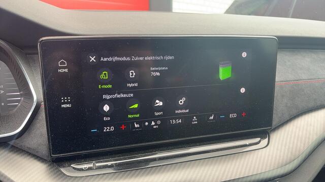 Skoda OCTAVIA Combi 1.4 TSI RS iV PHEV Business AUTOMAAT / PANORAMADAK / FULL LED / KEYLESS / STOELVERW / STUURVERW / SFEER / SOH 87% / NL-AUTO