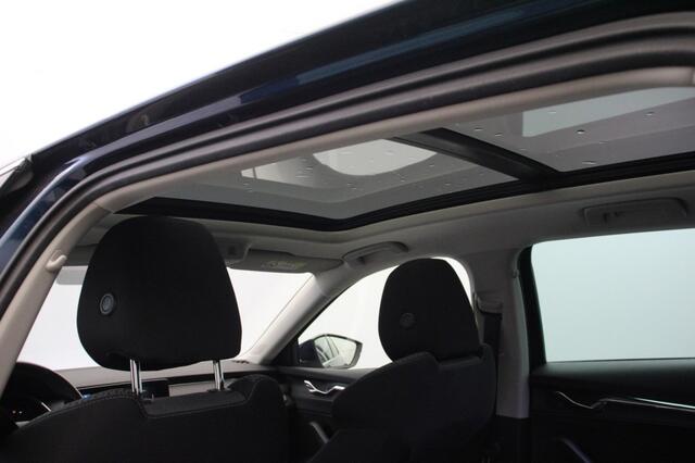 Skoda OCTAVIA Combi 1.5 TSI First Edition - Panorama, Digitaal Cockpit, Carplay, Stoelverw. Trekhaak