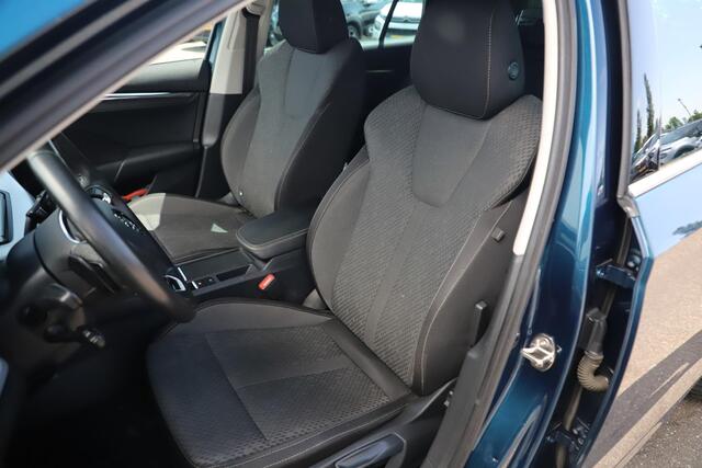 Skoda OCTAVIA Combi 1.0 e-TSI Business Edition Plus Trekhaak 17 inch LMV Virtual Cockpit Stoelverwarming Navigatie Sfeerverlichting Adaptive Cruise