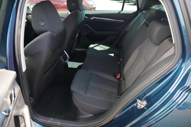 Skoda OCTAVIA Combi 1.0 e-TSI Business Edition Plus Trekhaak 17 inch LMV Virtual Cockpit Stoelverwarming Navigatie Sfeerverlichting Adaptive Cruise