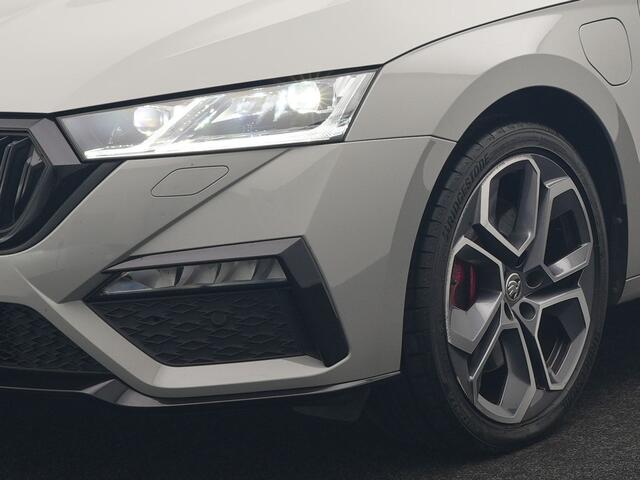 Skoda OCTAVIA Combi 1.4 TSI iV RS PHEV 245pk Dealer O.H. | Panodak | Adaptive Cruise | Camera | Sportstoelen Verwarmd | Sfeerverlichting | Apple Carplay | Crystal LED | Keyless | Navigatie | DAB | Virtual Cockpit | 19"L.M | Plug In Hybrid |
