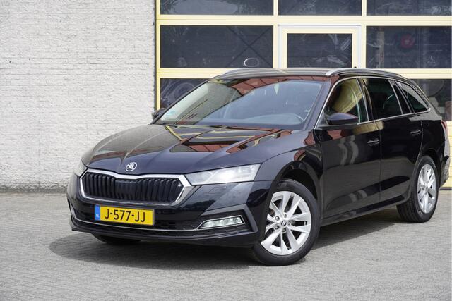 Skoda OCTAVIA Combi 1.5 TSI 150PK! First Edition BJ2020 Lmv 17" | Led V+A | Pdc | Keyless entry | Elek. trekhaak | Elek. achterklep | App-Connect | Navi | Virtual cockpit | Dashboard verlichting | Climate control | Cruise control | Verwarmde voorstoelen | Nw-model!