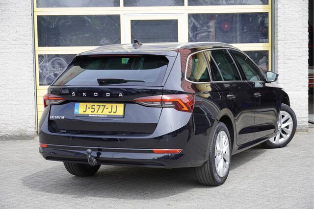 Skoda OCTAVIA Combi 1.5 TSI 150PK! First Edition BJ2020 Lmv 17" | Led V+A | Pdc | Keyless entry | Elek. trekhaak | Elek. achterklep | App-Connect | Navi | Virtual cockpit | Dashboard verlichting | Climate control | Cruise control | Verwarmde voorstoelen | Nw-model!