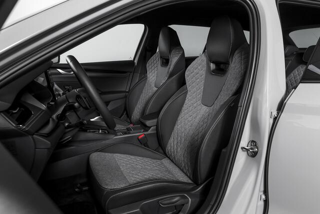 Skoda OCTAVIA Combi 1.5 TSI MHEV 150 PK Sportline Tour | Elek. Trekhaak | Matrix Led | Adapt. Cruise | Winterpakket | 13 inch Navi | Camera | NAV + App. Connect | ECC | Elek. Klep | LM 18" |