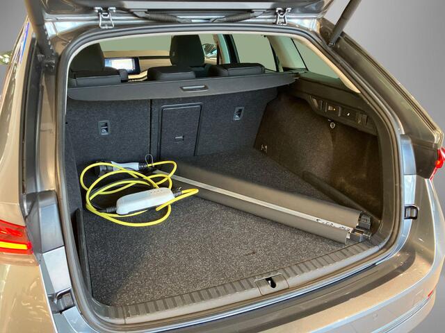 Skoda OCTAVIA Combi 1.4TSI iV 150kW/204PK PHEV Business Edition Plus · Panoramadak · Trekhaak · Navigatie · Camera · Apple/Android Car Play ·