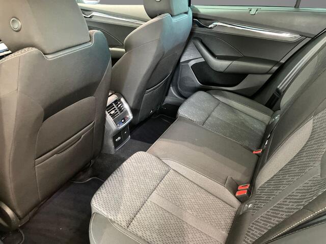 Skoda OCTAVIA Combi 1.4TSI iV 150kW/204PK PHEV Business Edition Plus · Panoramadak · Trekhaak · Navigatie · Camera · Apple/Android Car Play ·