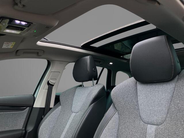 Skoda OCTAVIA Combi 1.5TSI/150PK MHEV FL Design DSG · Panoramadak · Camera + Parkeersensoren · Apple/Android Car Play · Garantie t/m 21-05-2029 of 60000km.