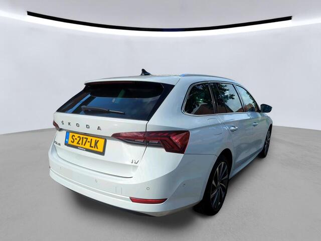 Skoda OCTAVIA Combi 1.4 TSI 204pk DSG iV PHEV Business Edition Plus / Panorama dak / Achteruitrij camera / Stoelverwarming voor + achter / 18'' LMV