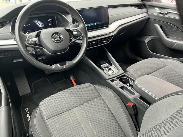 Skoda OCTAVIA Combi 1.4 TSI iV PHEV Business / AUTOMAAT/ ACC/ PARK.SENSOREN V+A/ CAMERA/ STOELVERWARMING/ KEYLESS/ ELEK.ACHTERKLEP/ DIGITAL DASH/ RIJ-MODI/ NAVI/ DAB/ CLIMA/ LED/ 18'' LMV