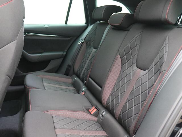 Skoda OCTAVIA Combi 2.0 TSI RS 245PK DSG Panoramadak, Trekhaak, Virtual Pedal, Achteruitrijcamera, 19" LM Velgen, Adaptieve Cruise Control, Stoelverwarming, Keyless
