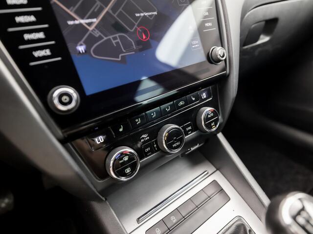Skoda OCTAVIA Combi 1.0 TSI Sport (APPLE CARPLAY, GROOT NAVI, CLIMATE, LEDER, STOELVERWARMING, SPORTSTOELEN, GETINT GLAS, CRUISE, PARKEERSENSOREN, NIEUWSTAAT)