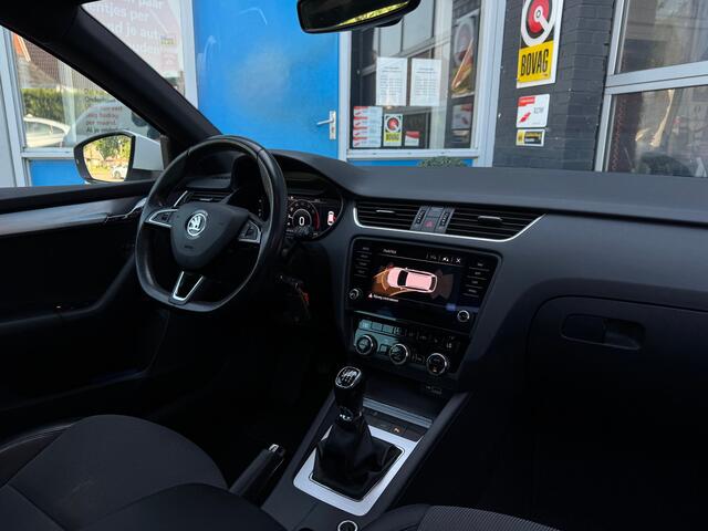 Skoda OCTAVIA Combi 1.5 TSI Greentech Business Edition Gratis Afleverpakket! | Trekhaak Afneembaar | Panoramadak |