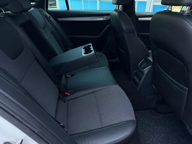 Skoda OCTAVIA Combi 1.5 TSI Greentech Business Edition Gratis Afleverpakket! | Trekhaak Afneembaar | Panoramadak |