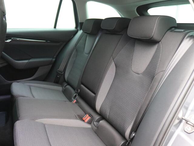 Skoda OCTAVIA Combi 1.5 TSI MHEV Business Edition Plus 150PK DSG Matrix led, Trekhaak, Achteruitrijcamera, Keyless, Virtual Pedal, Stoelverwarming, 17" LM Velgen, Adaptieve Cruise Control