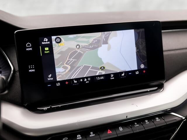 Skoda OCTAVIA Combi 1.0 e-TSI Sport Automaat (VIRTUAL COCKPIT, 1e EIGENAAR, APPLE CARPLAY, GROOT NAVI, STOELVERWARMING, SPORTSTOELEN, CAMERA, GETINT GLAS, NIEUWSTAAT)