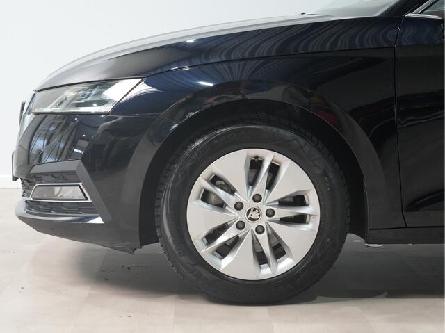 Skoda OCTAVIA Combi 1.5 b 150pk TSI First Edition Panoramadak / Trekhaak / dodehoek 284